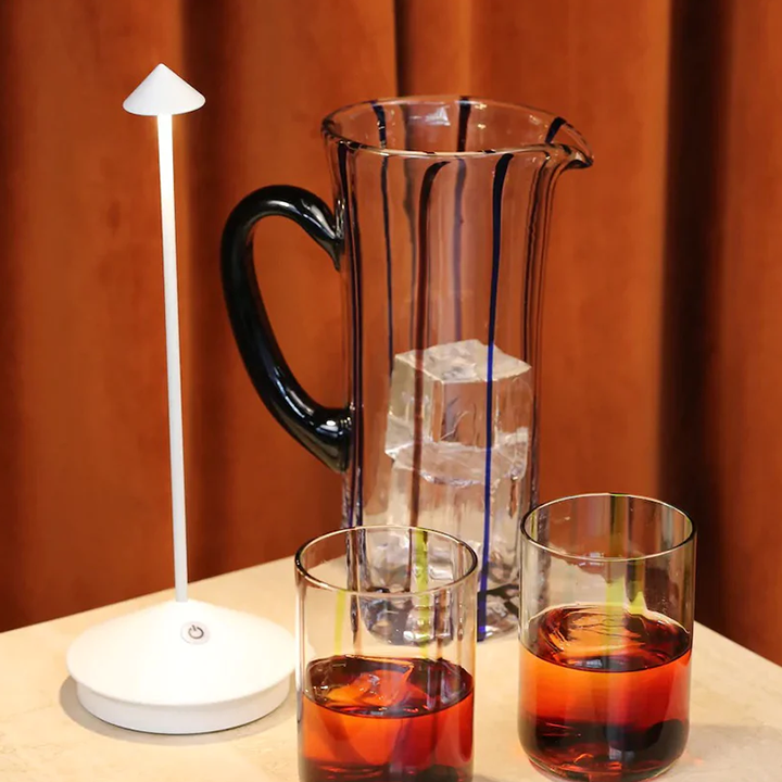 Lámpara de mesa LED minimalista 2024: iluminación inalámbrica, resistente al agua y regulable 