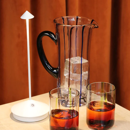 Lámpara de mesa LED minimalista 2024: iluminación inalámbrica, resistente al agua y regulable 