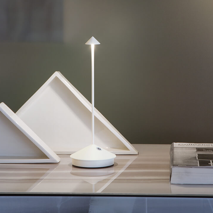 Lámpara de mesa LED minimalista 2024: iluminación inalámbrica, resistente al agua y regulable 
