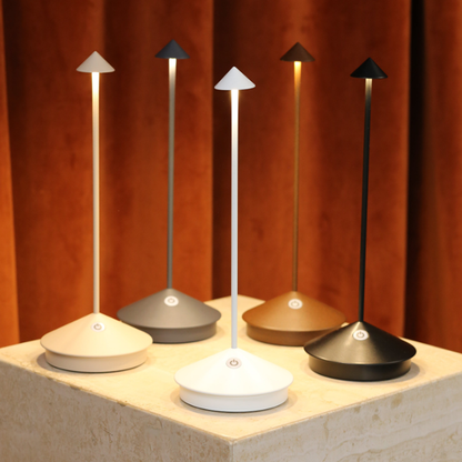 Lámpara de mesa LED minimalista 2024: iluminación inalámbrica, resistente al agua y regulable 