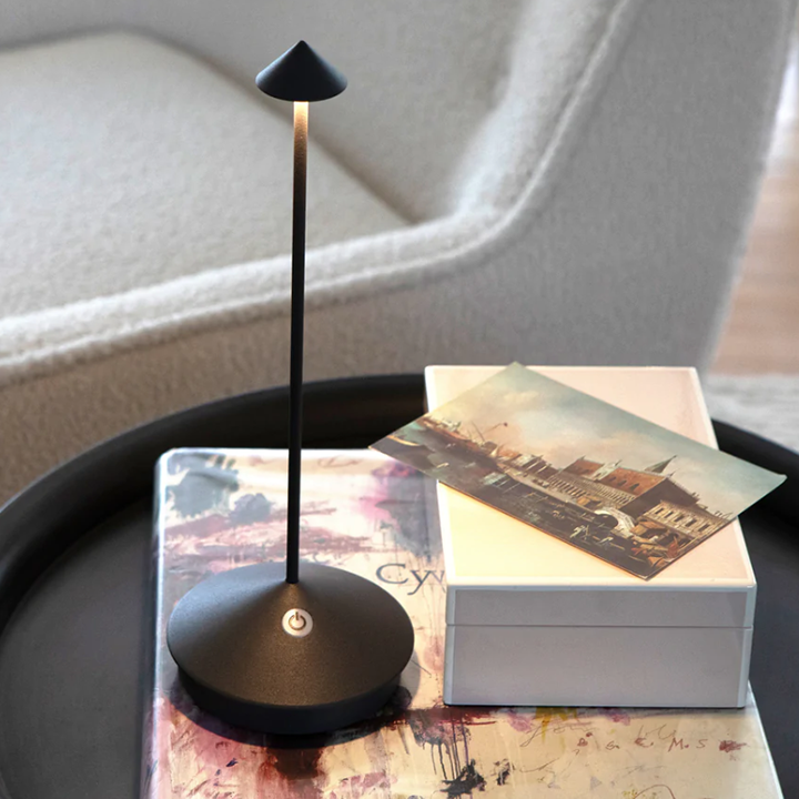 Lámpara de mesa LED minimalista 2024: iluminación inalámbrica, resistente al agua y regulable 