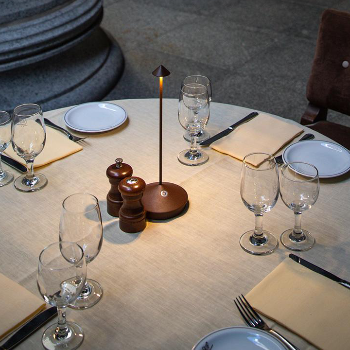 Lámpara de mesa LED minimalista 2024: iluminación inalámbrica, resistente al agua y regulable 