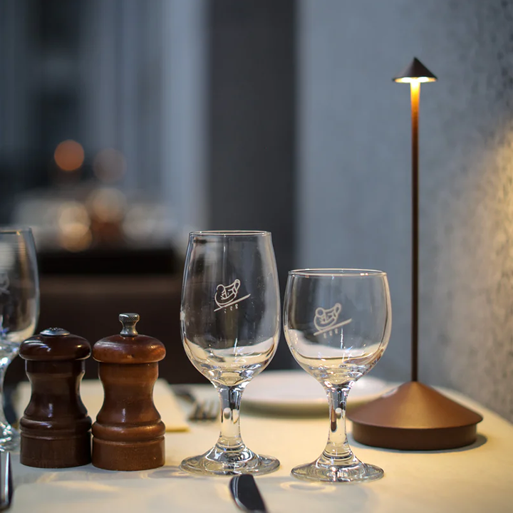 Lámpara de mesa LED minimalista 2024: iluminación inalámbrica, resistente al agua y regulable 