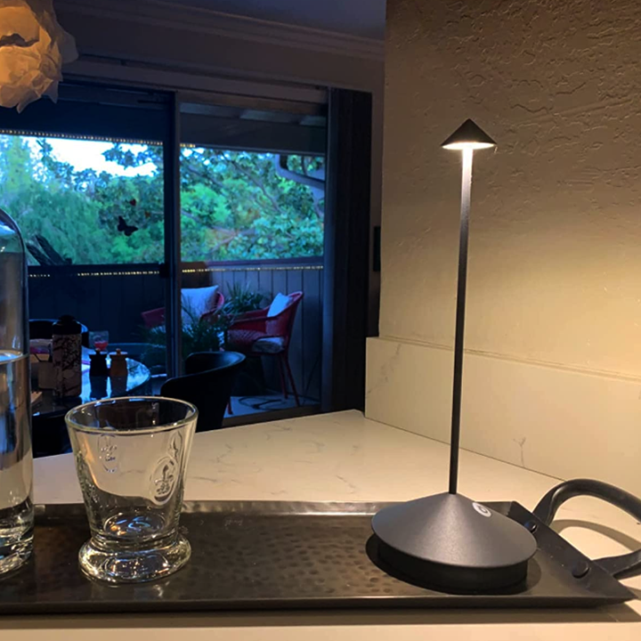 Lámpara de mesa LED minimalista 2024: iluminación inalámbrica, resistente al agua y regulable 