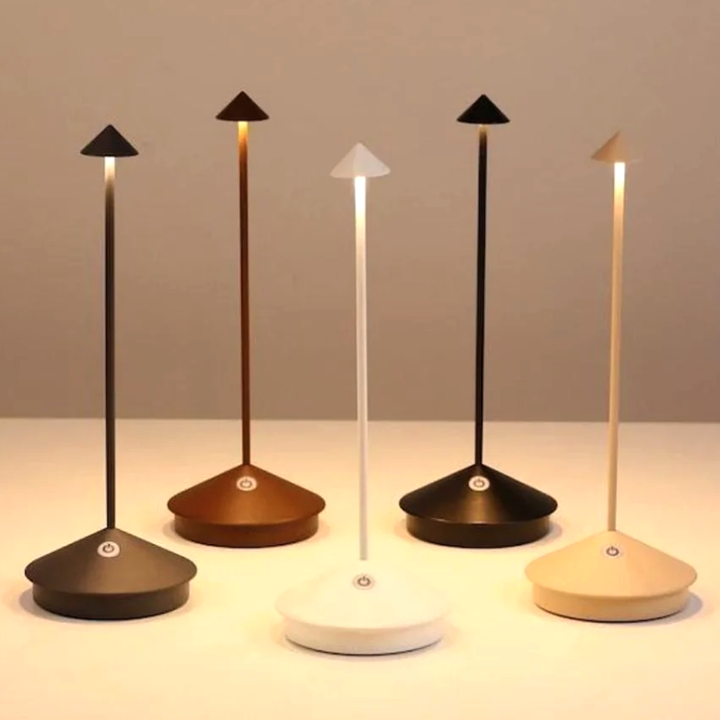 Lámpara de mesa LED minimalista 2024: iluminación inalámbrica, resistente al agua y regulable 