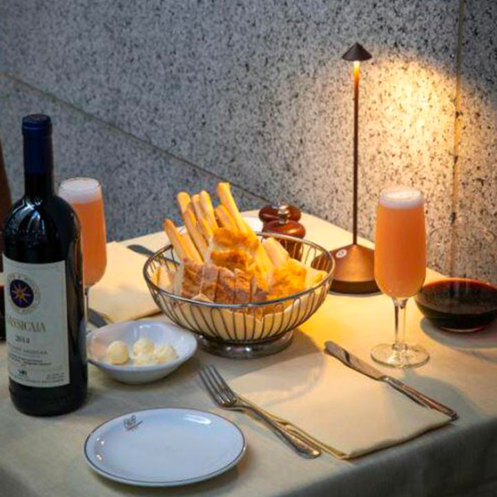 Lámpara de mesa LED minimalista 2024: iluminación inalámbrica, resistente al agua y regulable 
